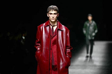 Sabato De Sarno Breathes Timeless Elegance Into Gucci Runway.